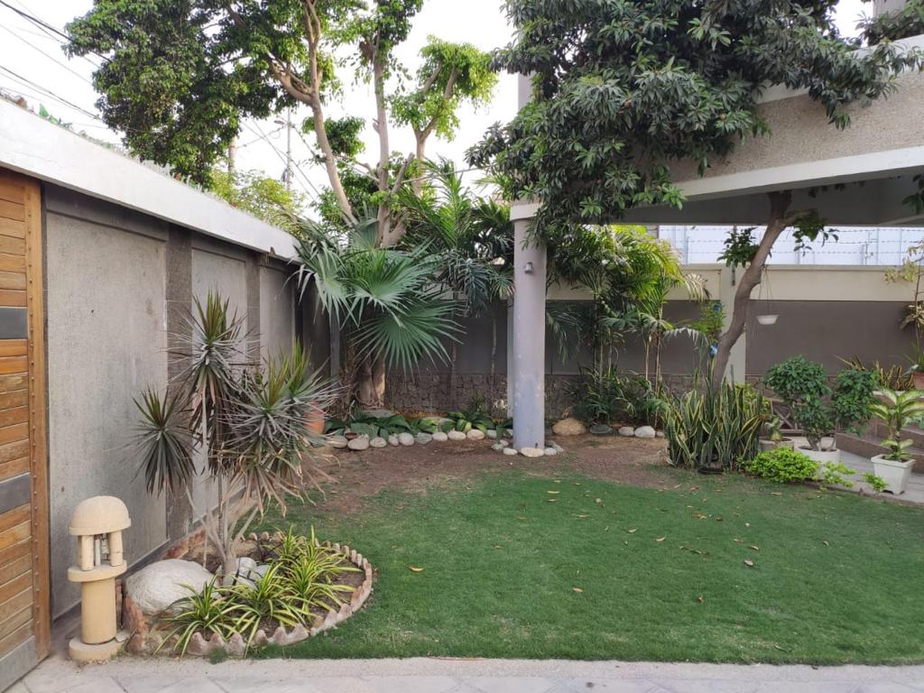 500 yards Bungalow For Sale in Khayaban-e-Saadi Phase 7