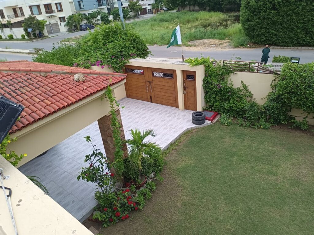 1000 yards Bungalow For Sale DHA Phase 8